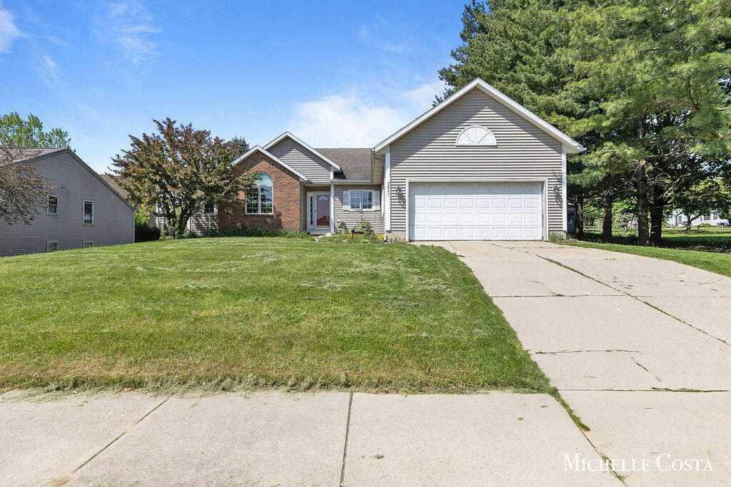 2843 MEADOW BLUFF DR NW, GRAND RAPIDS, MI 49504, photo 1 of 25