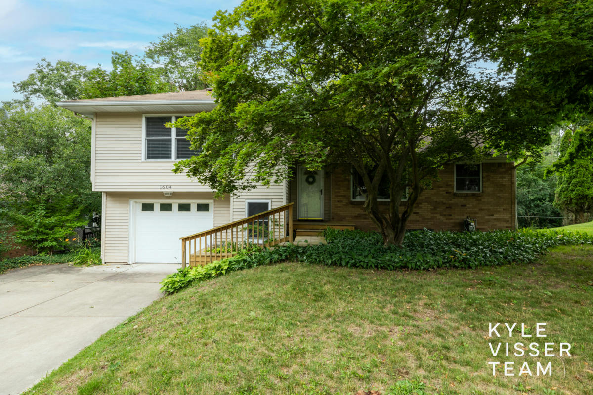 1604 WOODCLIFF AVE SE, GRAND RAPIDS, MI 49506, photo 1 of 34